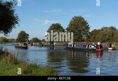 Le gloucester et la netteté canal à frampton sur Severn dans le Gloucestershire Angleterre Royaume-Uni. août 2017. Des bateaux sur le canal lors d'une journée d'été Banque D'Images