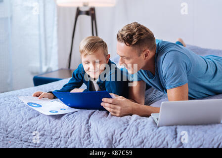Père aimant aider les fils avec son projet d'école Banque D'Images