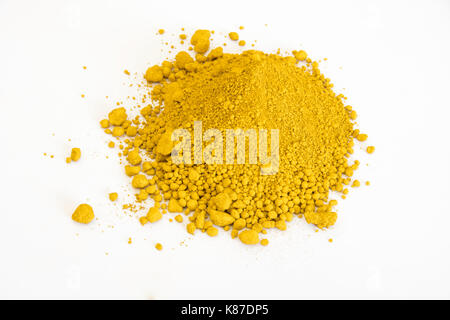 Extreme close up de pigment jaune isolé sur fond blanc Banque D'Images