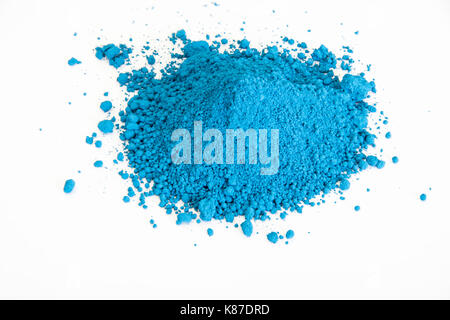 Extreme close up de pigment bleu isolé sur fond blanc Banque D'Images