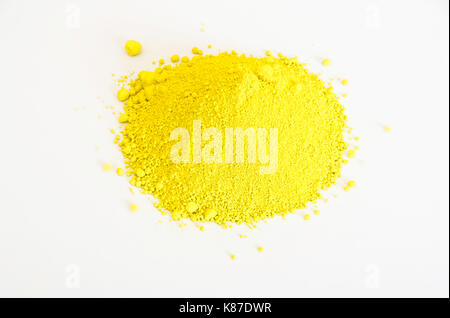 Extreme close up de pigment jaune isolé sur fond blanc Banque D'Images