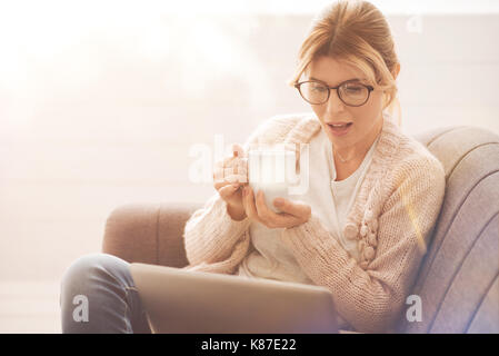 Belle femme agréable prenant le thé Banque D'Images