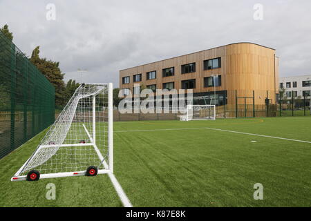 Un gazon artificiel de tous les temps, un terrain de football lors d'une nouvelle école secondaire à Slough, Royaume-Uni Banque D'Images