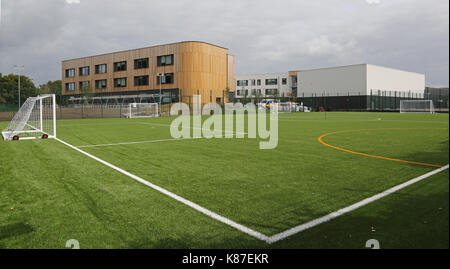 Un gazon artificiel de tous les temps, un terrain de football lors d'une nouvelle école secondaire à Slough, Royaume-Uni Banque D'Images