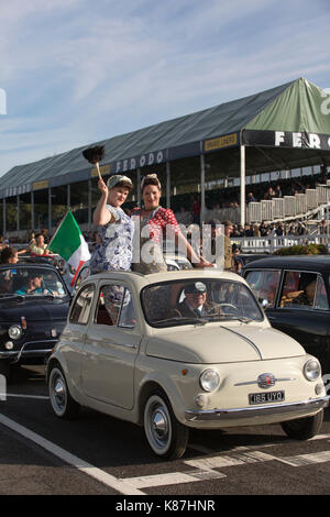 Fiat 500 parade, Goodwood Revival meeting 2017, goodwood race track, Chichester, West Sussex, England, UK Banque D'Images