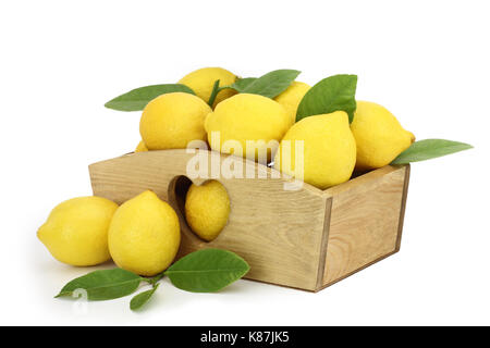 Boîte en bois plein de citrons Banque D'Images