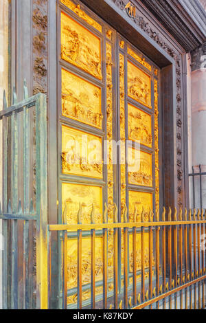 Les portes de l'Est, ou des portes du Paradis, par Lorenzo Ghiberti (Porta del Paradiso) sur le Baptistère de San Giovanni Battistero di San Giovanni . L'Italie. Banque D'Images