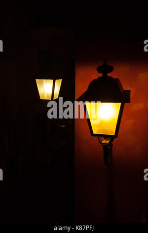 Une lanterne électrique décoratif sur le mur par nuit Banque D'Images