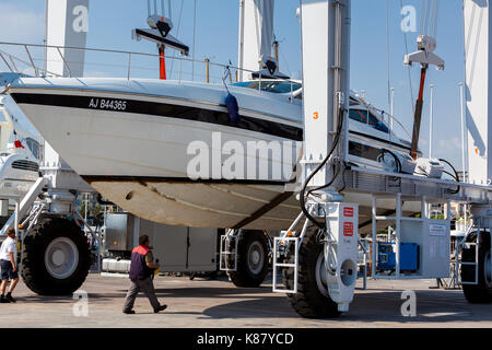 Billet d'ascenseur pour bateaux amphibies (contrôle à distance, toutes les roues motrices) chantiers de réparation de bateaux à Cannes sud de la France. Banque D'Images