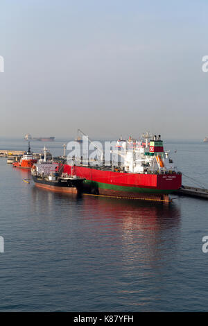 La réception du carburant de soute des pétroliers brise-lames du port de Gibraltar. Banque D'Images