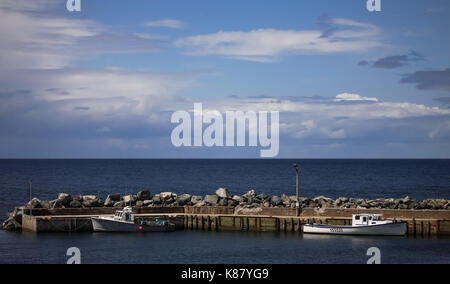 Un petit port de pêche avec deux bateaux de pêche commerciale à l'attache, le long de la côte de la Nouvelle-Écosse, au Canada, l'une des provinces de l'Atlantique. Banque D'Images