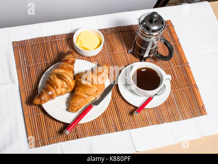Petit-déjeuner français - Café et croissants Banque D'Images