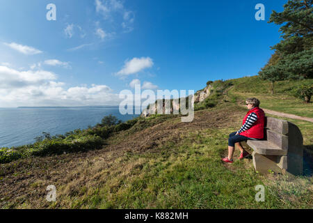 Walker se reposant sur le south west coast path - torquay Banque D'Images