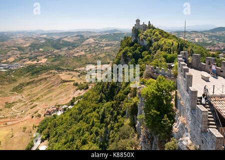 Vue depuis la forteresse Guaita de Cesta Tower sur le mont Titan (Monte Titano) à San Marino. Banque D'Images