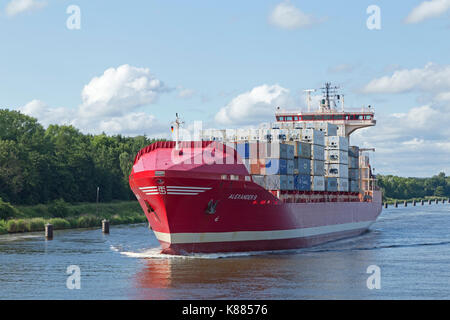 Navire-conteneur sur le canal de Kiel, Schleswig-Holstein, Allemagne Banque D'Images