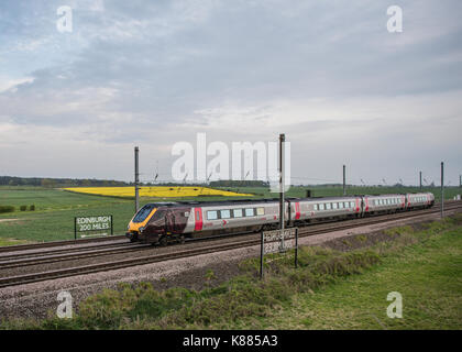 Cross Country Voyager sur la ligne principale de la côte est, à mi-chemin entre Paris et Londres Banque D'Images