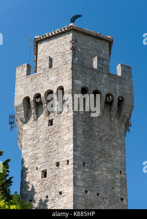 Montale tower, l'une des trois tours médiévales sur le sommet du mont Titan (Monte Titano) à San Marino. Banque D'Images