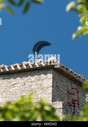 Plume de fer sur le haut de Montale tower, l'une des trois tours médiévales sur le sommet du mont Titan (Monte Titano) à San Marino. Banque D'Images
