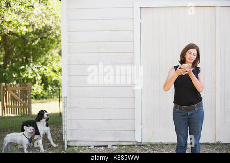 Une femme tenant un petit poussin duveteux, un bébé oiseau dans ses deux mains. Banque D'Images