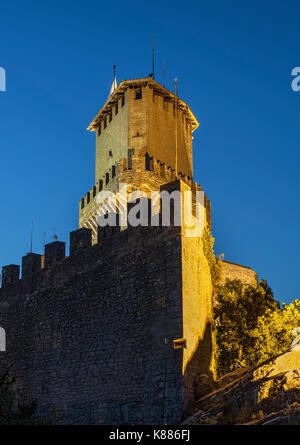 Vue de nuit de la tour de Guaita forteresse sur le mont Titan (Monte Titano) à San Marino. Banque D'Images