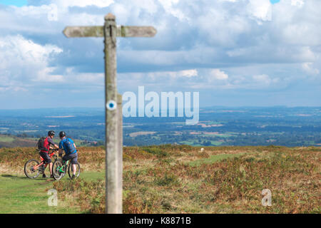 Deux cyclistes haut d'Hergest Ridge qui franchissent la frontière du pays de Galles à l'Angleterre à l'Est sur Herefordshire Banque D'Images