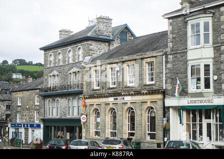 Les bâtiments en pierre,en,centre,de,marché,ville,,en,Dolgellau,ville porte,a,pied,DE,DE,Cadair Idris,Gwynedd, Pays de Galles, le Gallois,UK, Royaume-Uni, Europe, Banque D'Images