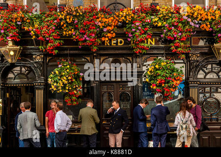 Les Londoniens sirotant une boisson à l'heure du déjeuner à l'extérieur de l'établissement Red Lion Pub Off Jermyn Street, St James's, London, UK Banque D'Images