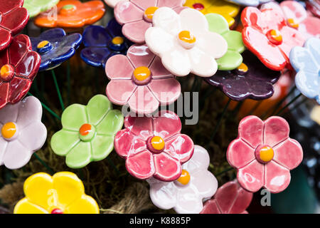 Fleurs en céramique traditionnelle hongroise pour décorer l'intérieur de jardins et de pots de fleurs Banque D'Images