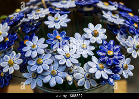 Fleurs en céramique traditionnelle hongroise pour décorer l'intérieur de jardins et de pots de fleurs Banque D'Images