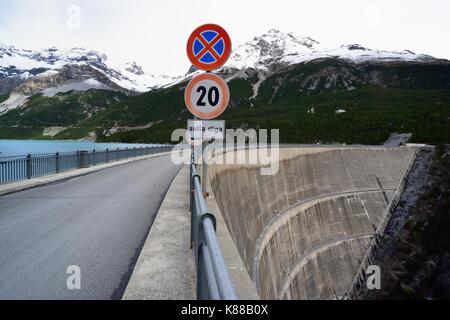 Du Lac est un réservoir cancano en val fraele, province de Sondrio, Lombardie, Italie. le barrage. Banque D'Images