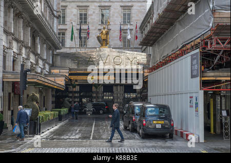 Entrée de l'hôtel Savoy sur le Strand, London, UK. Credit : Malcolm Park/Alamy. Banque D'Images