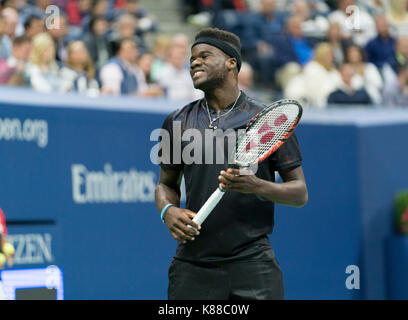 New York, NY USA - Le 29 août 2017 : Frances tiafoe de usa réagit au cours de match contre Roger Federer de la Suisse à l'US Open Championships à Billie Jean King National Tennis Center Banque D'Images