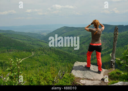 Randonnées le long des sentiers touristiques dans les montagnes Beskid en pologne avec le sac à dos sur l'arrière Banque D'Images