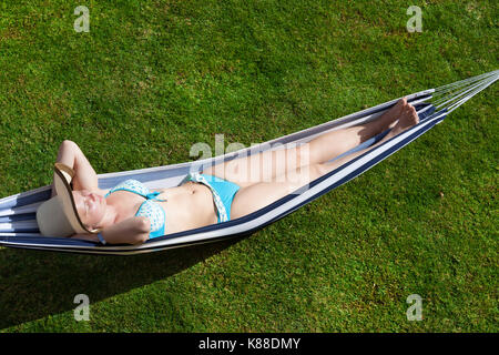 Photo de young woman relaxing in hammock Banque D'Images