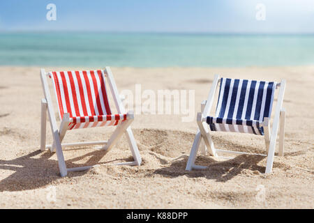 Photo de deux transats sur la plage ensoleillée Banque D'Images