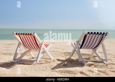 Photo de deux transats sur la plage ensoleillée Banque D'Images