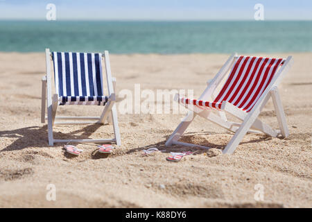 Photo de deux transats sur la plage ensoleillée Banque D'Images