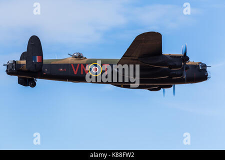 Le bombardier Lancaster de la Battle of Britain Memorial Flight remplit l'image au cours d'un affichage à l'Airshow de Southport en 2017. Banque D'Images
