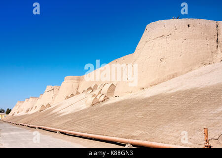 L'Ouzbékistan. Khiva. L'ancienne muraille de la ville Banque D'Images