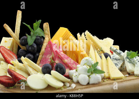 Différents types de fromage sur une assiette de fromage Banque D'Images