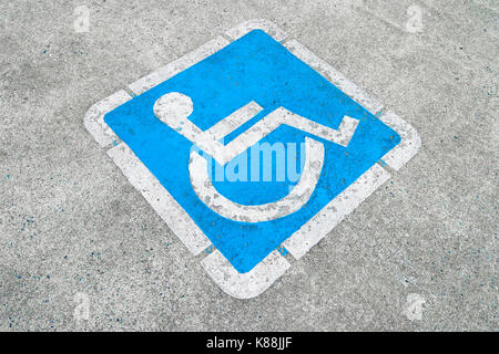 Mobilité bleu parking sign peint sur l'asphalte sombre au Canada à Ucluelet, Canada Banque D'Images