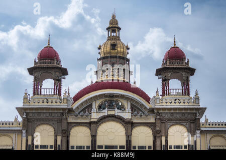Mysore, Inde - le 27 octobre 2013 : entrée principale avec dômes marron à Mysore Palace avec la tour centrale avec dômes dorés peeping ci-dessus Banque D'Images
