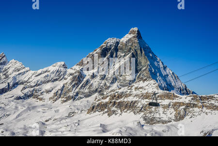 Le grand mont cervin avec un téléphérique qui monte en tenant les skieurs et les surfeurs jusqu'au sommet Banque D'Images