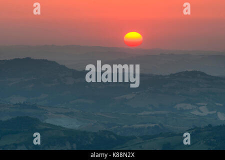 Soleil sur les collines et la campagne de Saint-Marin. Banque D'Images