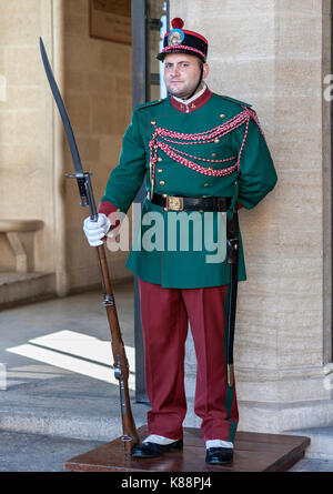 Gardien en uniforme à l'extérieur du Palazzo Pubblico (Palais Public) à San Marino. Banque D'Images