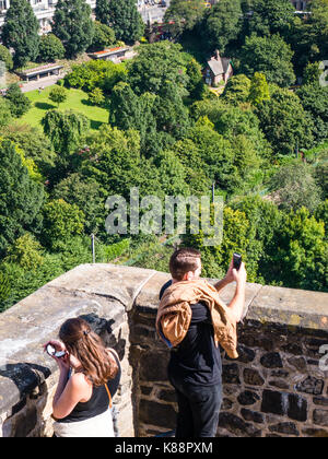 Touristes sur les remparts du château d'Édimbourg, avec vue sur Princes Gardens, Édimbourg, Écosse, Royaume-Uni, GB. Banque D'Images