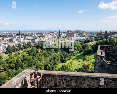 Touristes sur les remparts du château d'Édimbourg, avec vue sur Princes Gardens, Édimbourg, Écosse, Royaume-Uni, GB. Banque D'Images