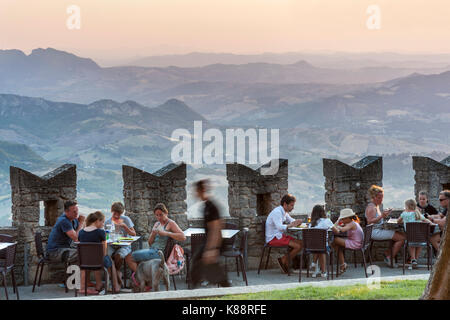 Café/Restaurant en plein air sur les remparts de la vieille ville de Saint-Marin dans la république de Saint-Marin. Banque D'Images