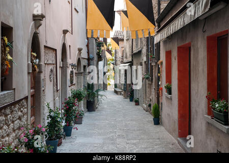 Étroites rues piétonnes de la vieille ville de Saint-Marin. Banque D'Images