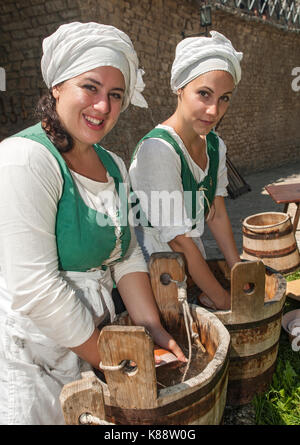 San Marini femmes habillées et à se produire dans des tenues pendant la période de Festival Médiéval annuel tenu à San Marino. Banque D'Images